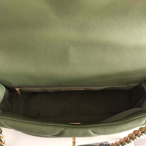 Brand new CHANEL small 19 green handbag - Picture 12 of 16